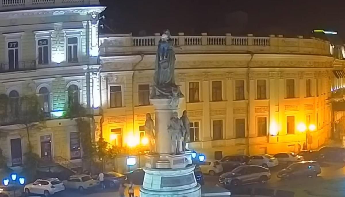 В Одессе экстремал забрался на памятник и чистил его: видео