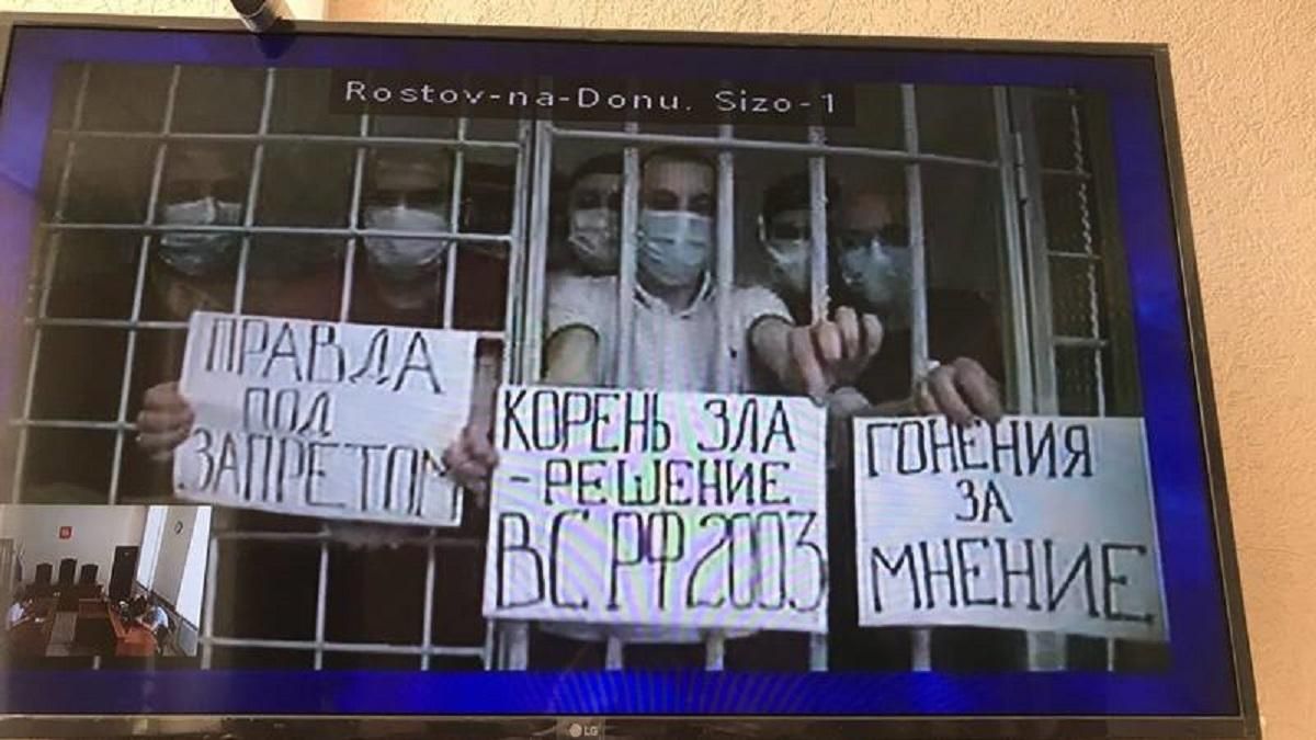 Украинские политзаключенные устроили протест в российском суде: видео