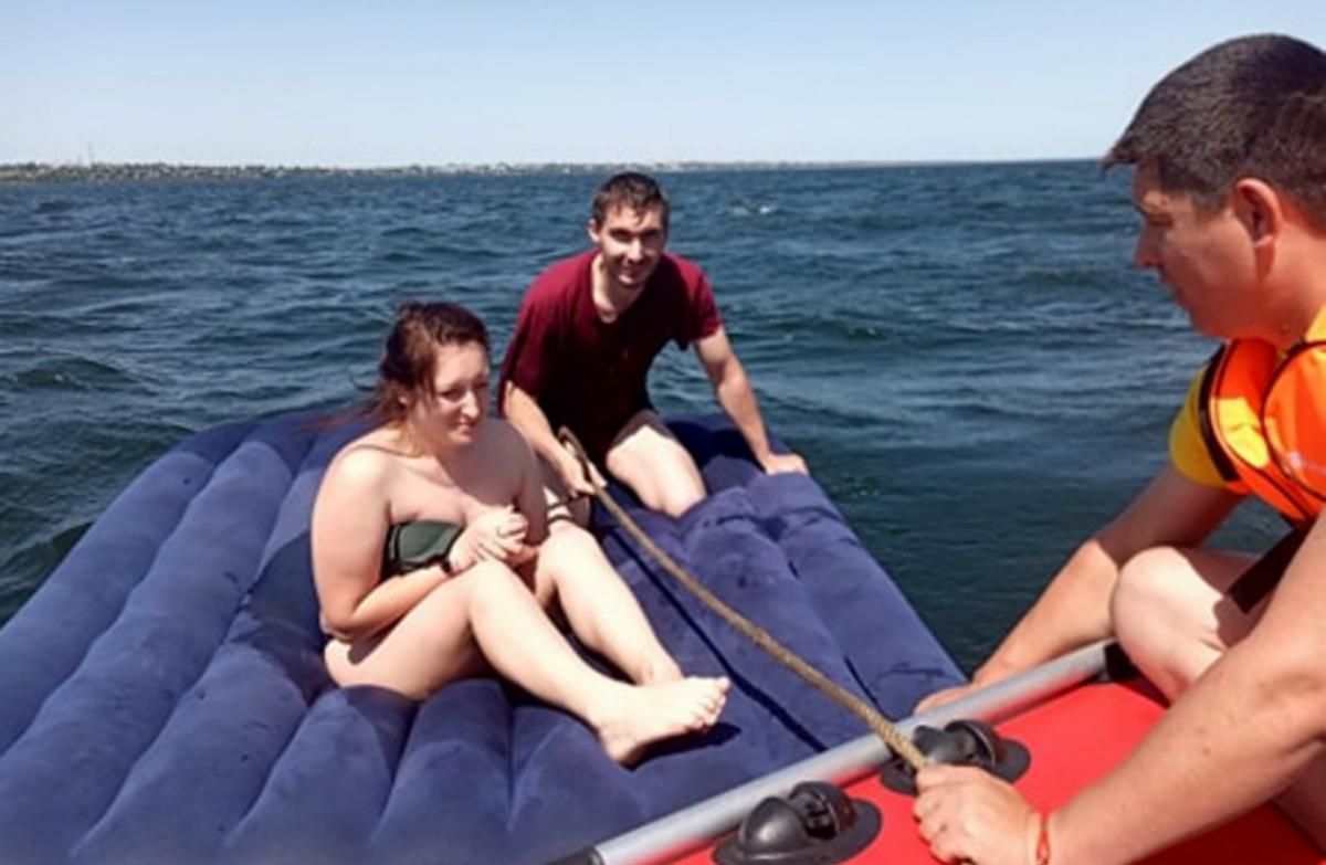 Пару на надувном матрасе унесло от берега к другому городу на Херсонщине Пару на надувном матрасе унесло от берега к другому городу на Херсонщине