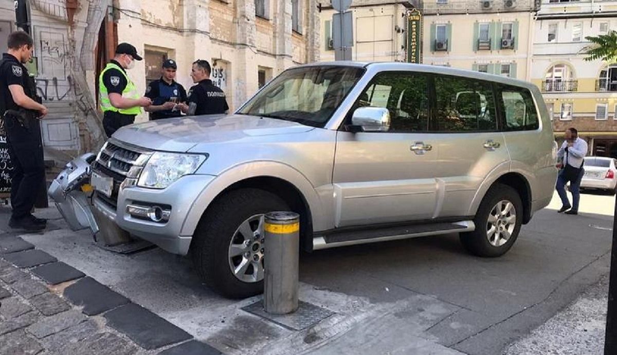 В Киеве пьяный юноша угнал авто иностранного посла и устроил ДТП: фото