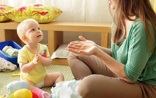 Діти починають говорити перші слова десь в 12 місяців
