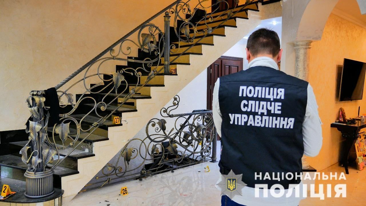 Двоє поліцейських поранено під час затримання небезпечного злочинця на Буковині – фото та відео Двоє поліцейських поранено під час затримання небезпечного злочинця на Буковині – фото та відео