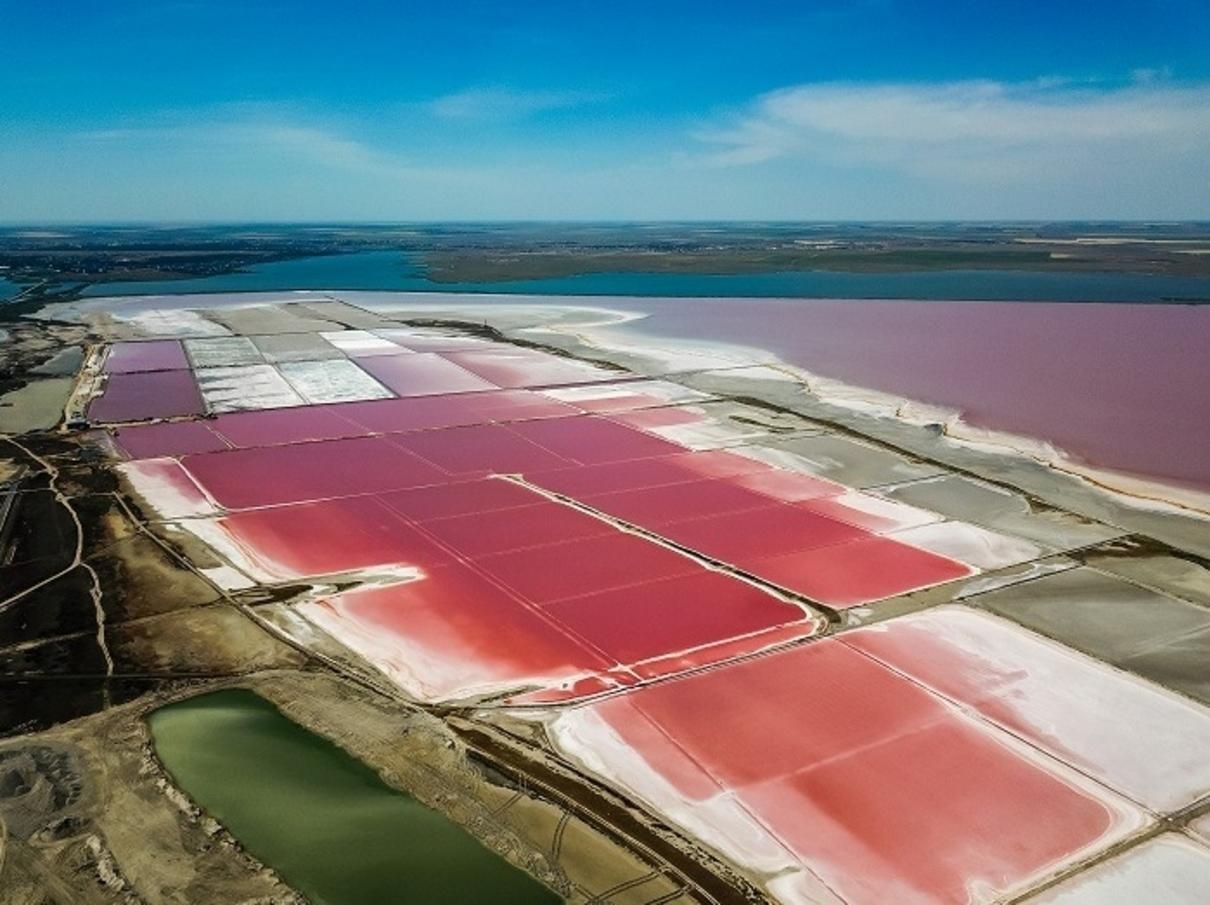 У Криму озеро Сасик-Сиваш стало рожевим: фото У Криму озеро Сасик-Сиваш стало рожевим: фото