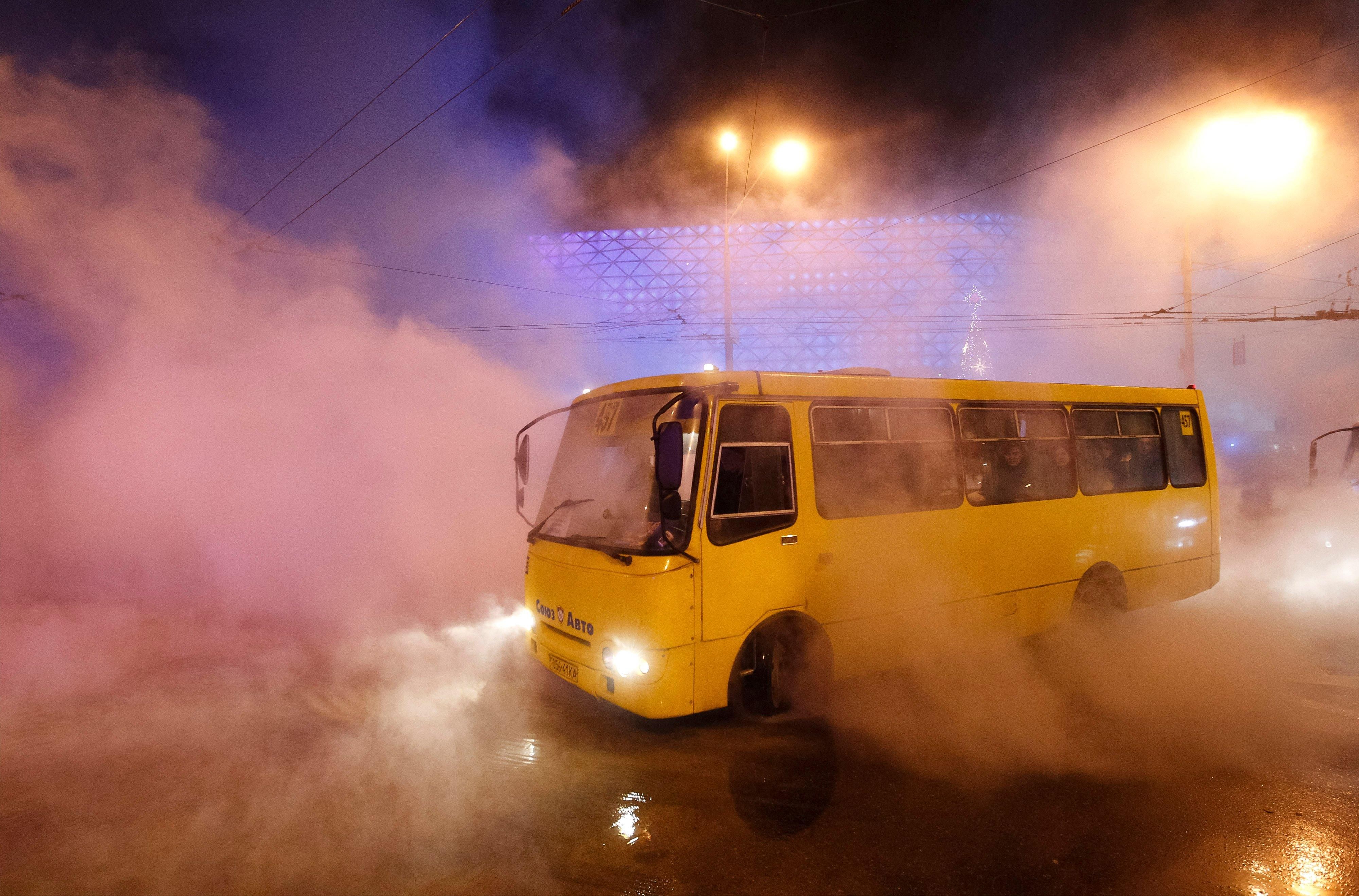 Години очікування та втрачені роботи: у Маріуполі транспортний колапс