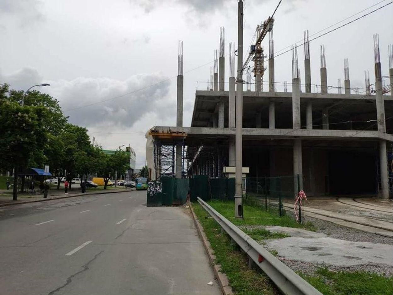 В Киеве строят ТРЦ April City прямо на дороге: фото, видео