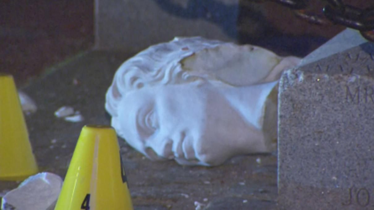 Во время протестов в США, в Бостоне оторвали голову статуи Колумба