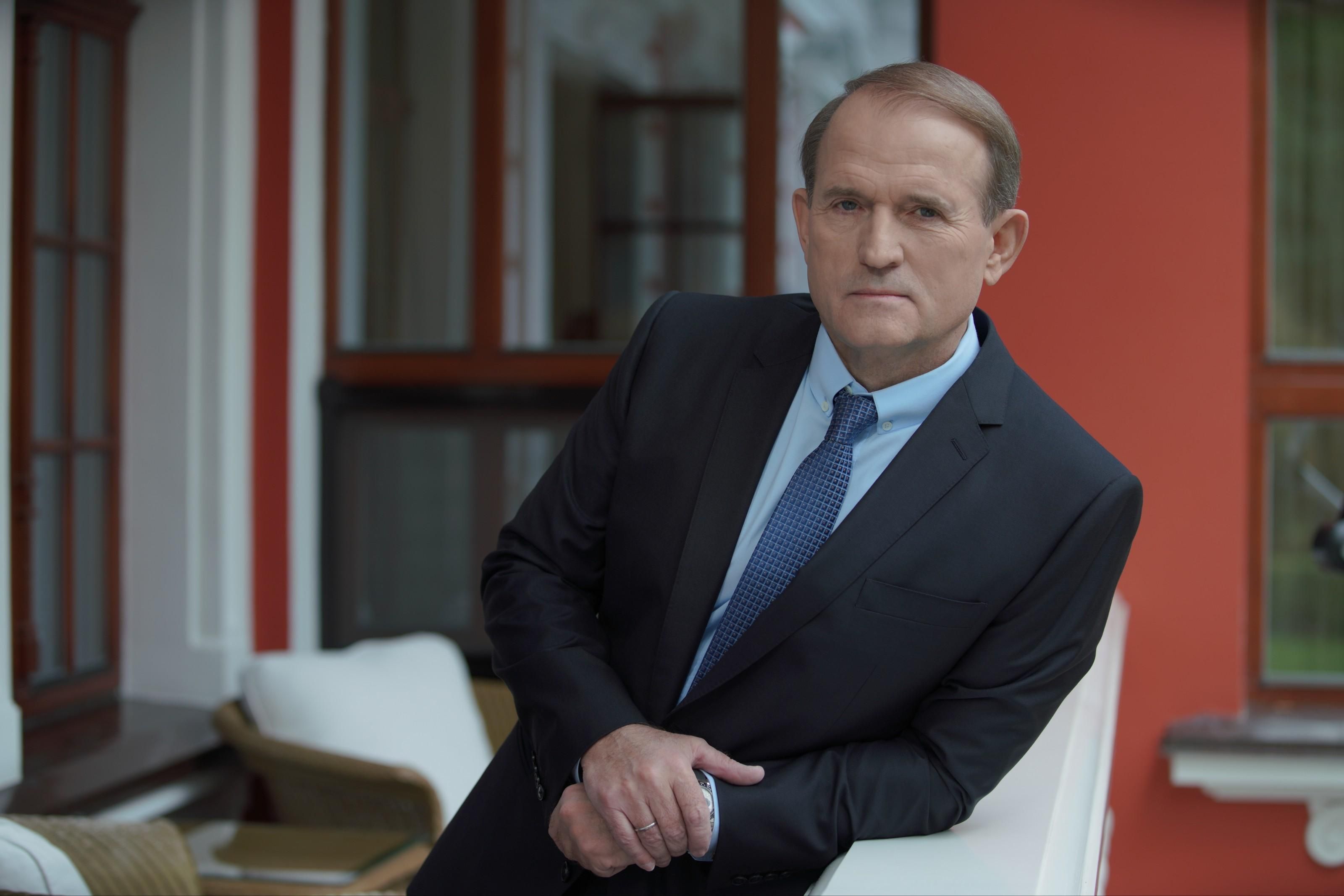 Кум Путіна Медведчук має частку у телеканалах "1+1" та "2+2", – ЗМІ Кум Путіна Медведчук має частку у телеканалах "1+1" та "2+2", – ЗМІ