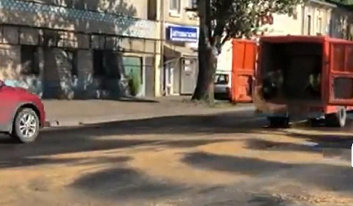 В Одесі через спеку розплавився асфальт: влада вирішила проблему креативно – відео В Одесі через спеку розплавився асфальт: влада вирішила проблему креативно – відео