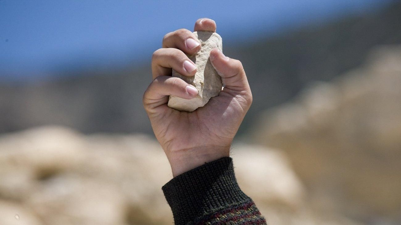 В Киеве мужчина бросил камень в окно троллейбуса и разбил голову пассажирке В Киеве мужчина бросил камень в окно троллейбуса и разбил голову пассажирке