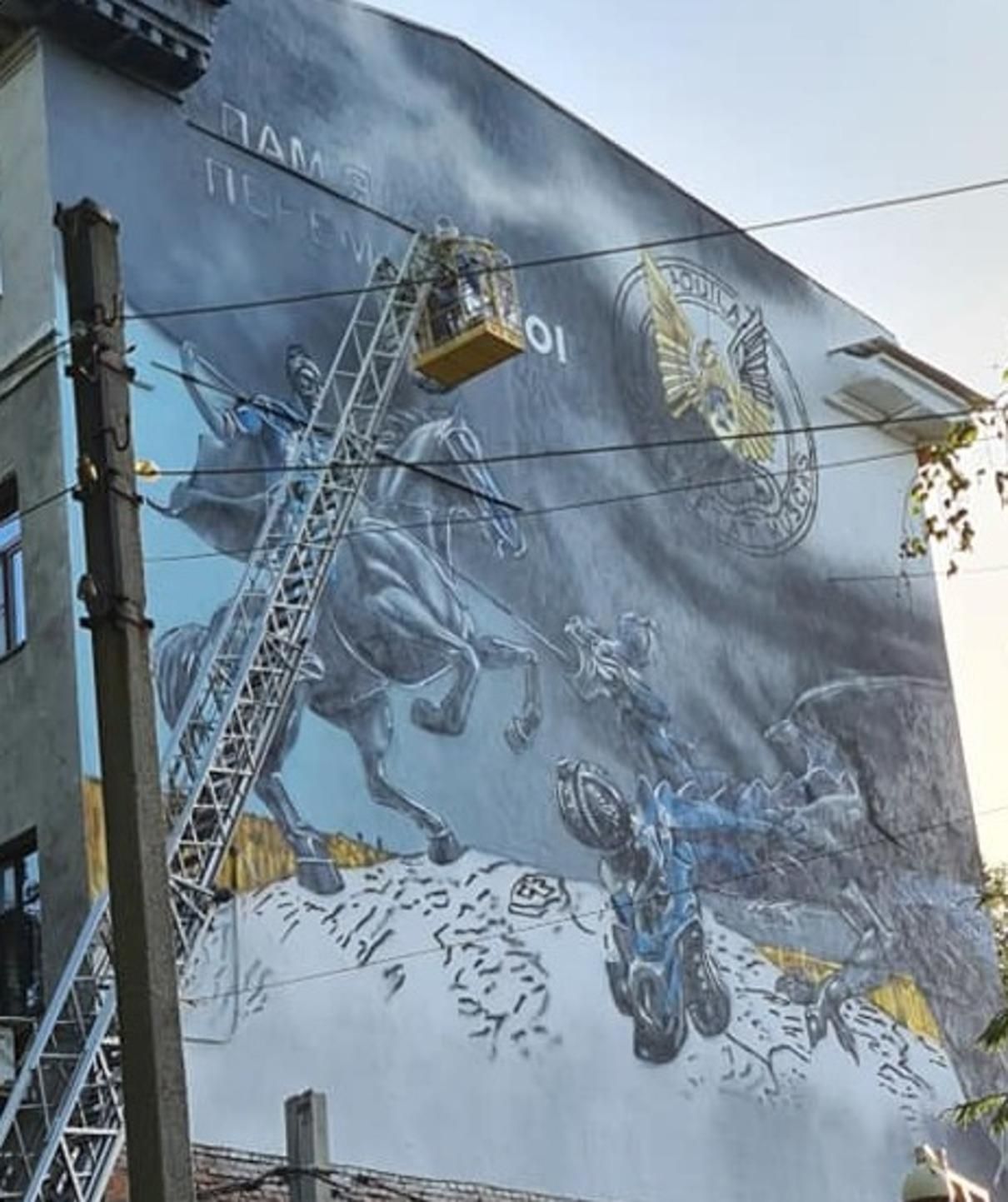 В Харькове мурал с эмблемой СБУ - напротив консульства России - фото В Харькове мурал с эмблемой СБУ - напротив консульства России - фото