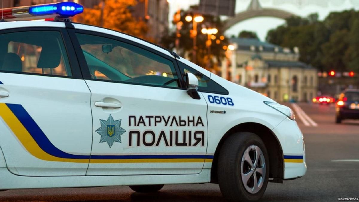 Полиция перекрыла подъезд к СБУ, где должны вручить подозрение Стерненко: видео