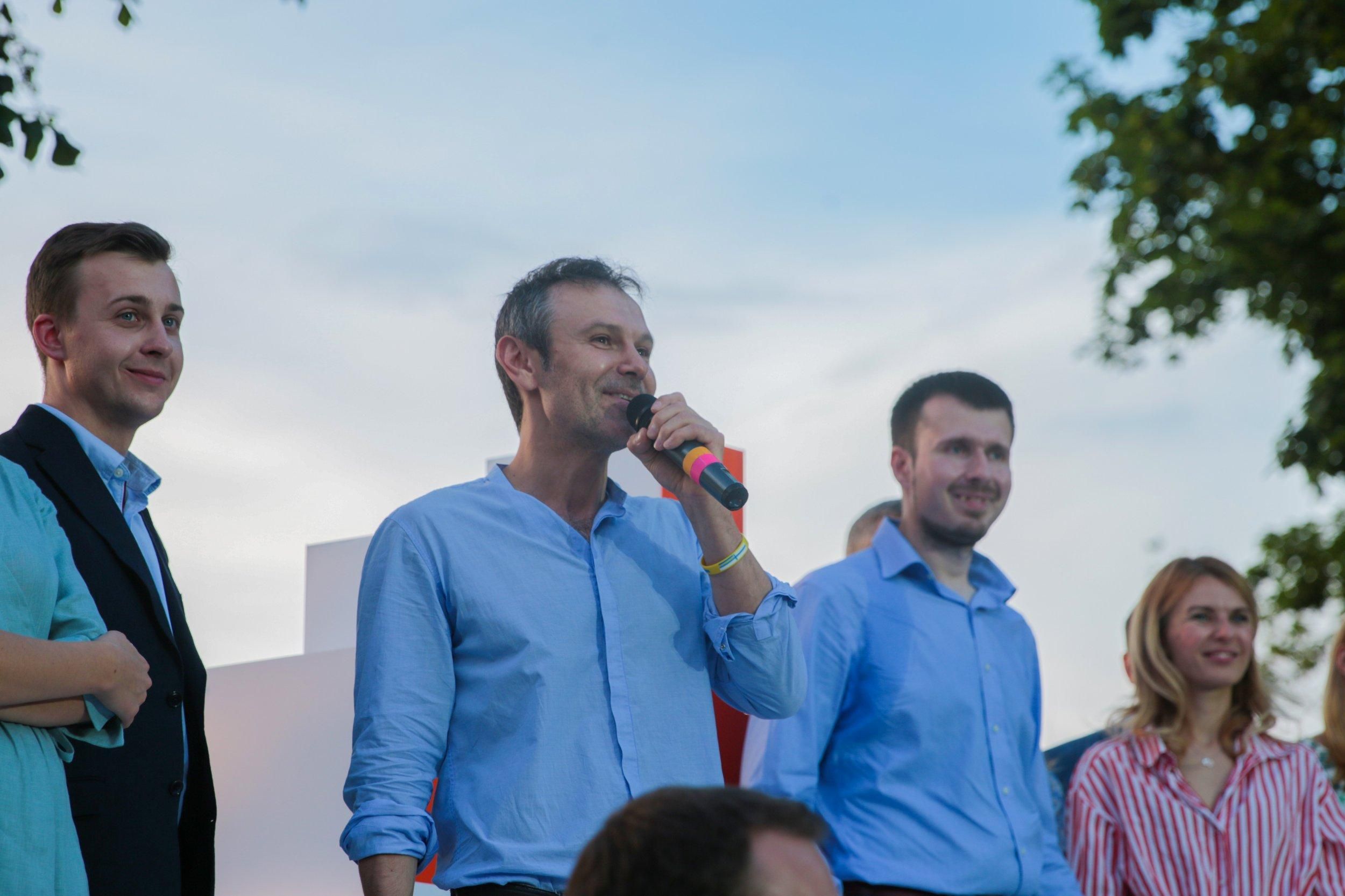 Вакарчук сдает мандат: как это повлияет на рейтинги партии "Голос" Вакарчук сдает мандат: как это повлияет на рейтинги партии "Голос"