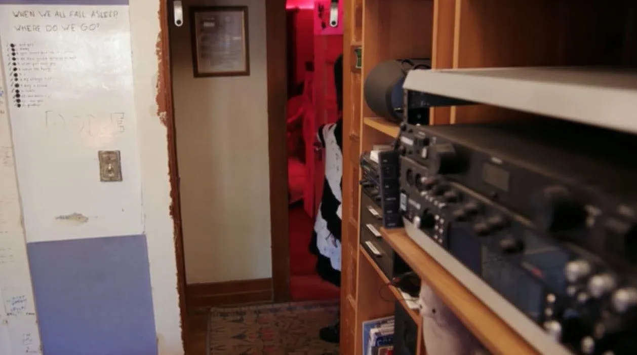 Студия звукозаписи расположена в комнаты брата Билли Айлиш / Скриншот The Sun