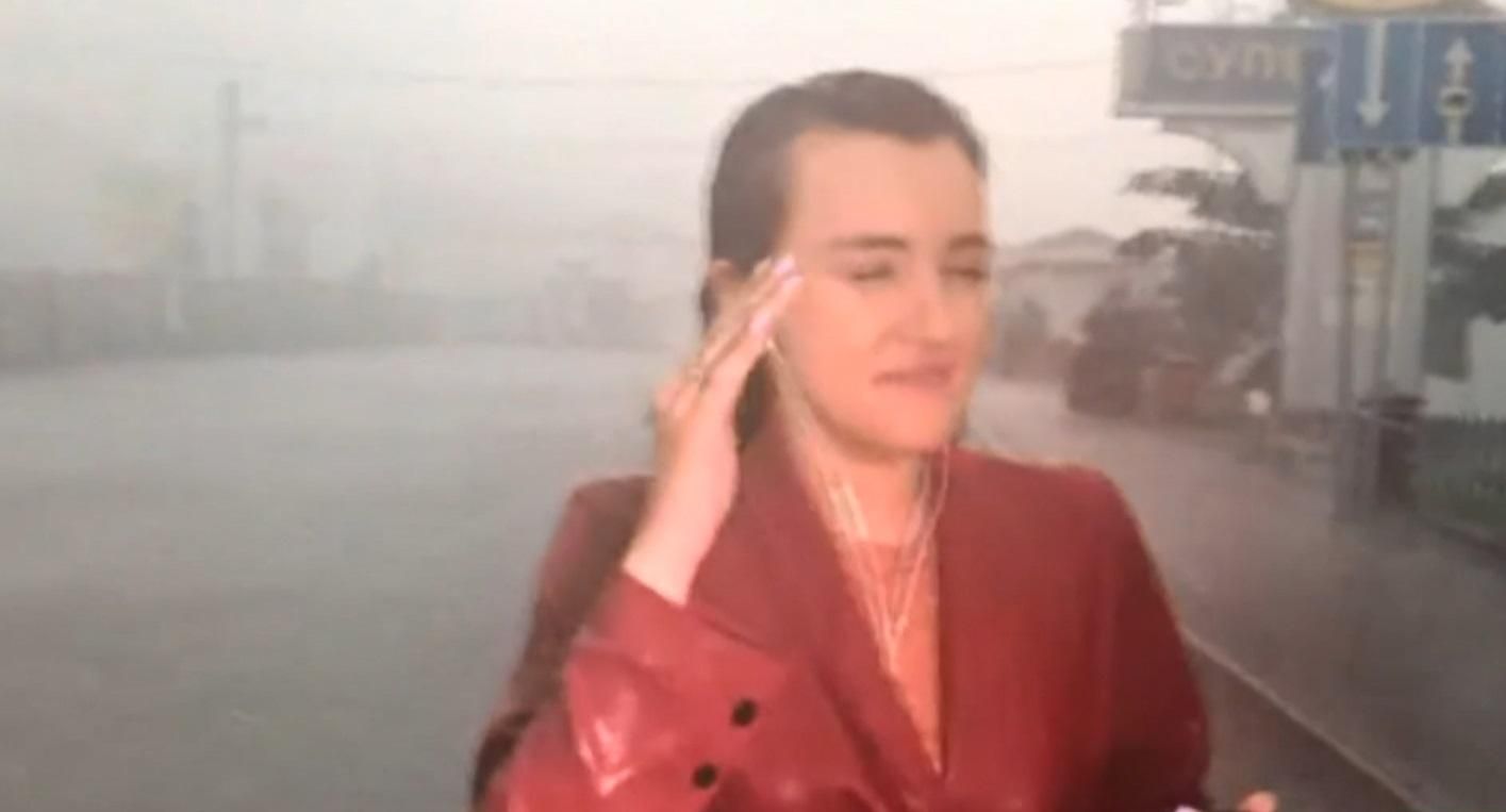 Раптова і моторошна злива зірвала пряме включення журналістки: відео Раптова і моторошна злива зірвала пряме включення журналістки: відео