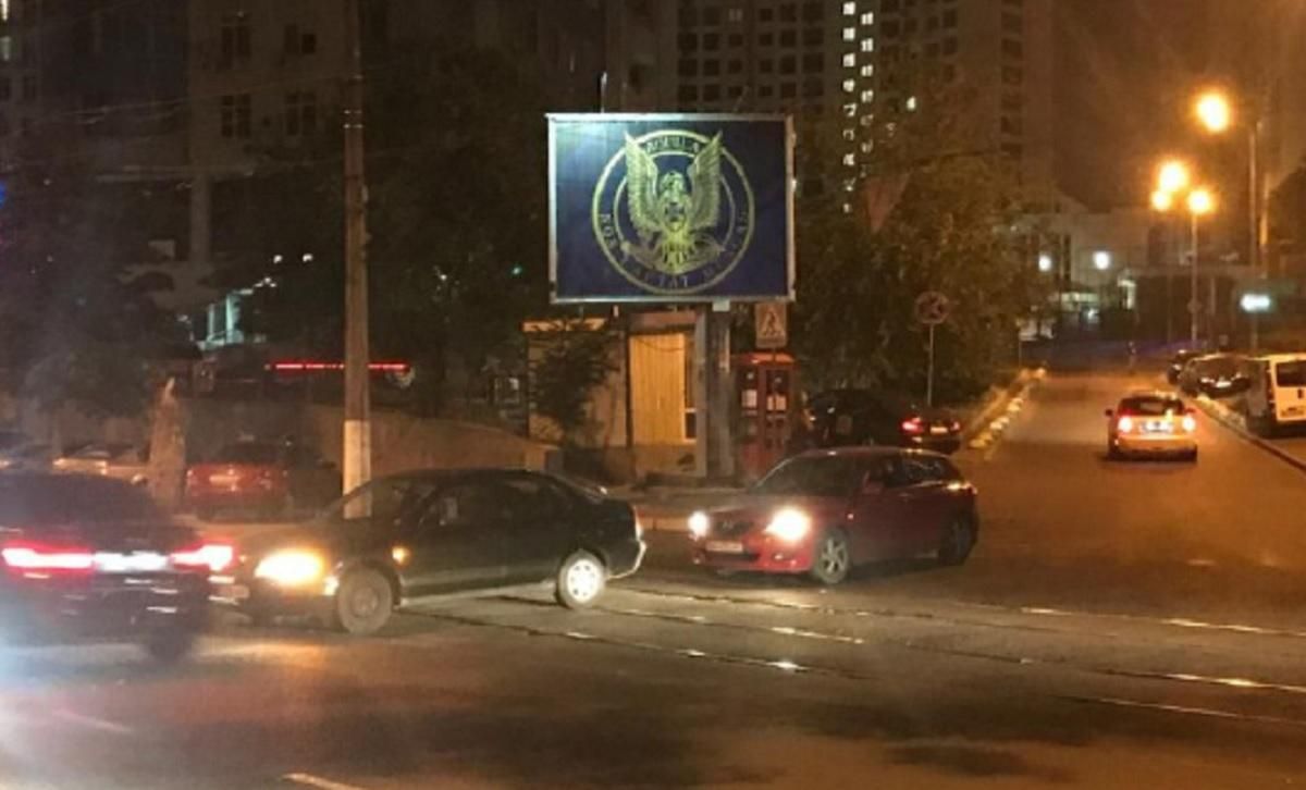 Орел стискає двоголову гадюку: контррозвідка муралом та білбордами "привітала" дипломатів РФ Орел стискає двоголову гадюку: контррозвідка муралом та білбордами "привітала" дипломатів РФ