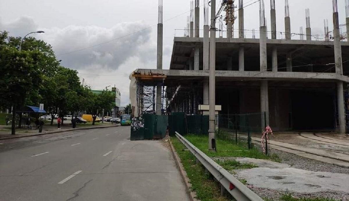 В Киеве ТРЦ строили посреди дороги: Кличко заявил, что строительство уже сносят В Киеве ТРЦ строили посреди дороги: Кличко заявил, что строительство уже сносят