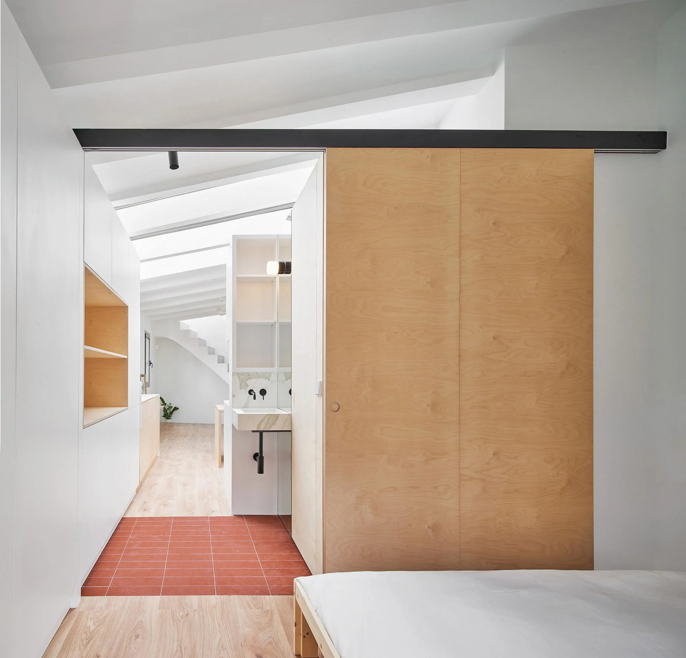 Мінімалістичний дизайн реалізували в білих тонах / фото Deezen Мінімалістичний дизайн реалізували в білих тонах / фото Deezen