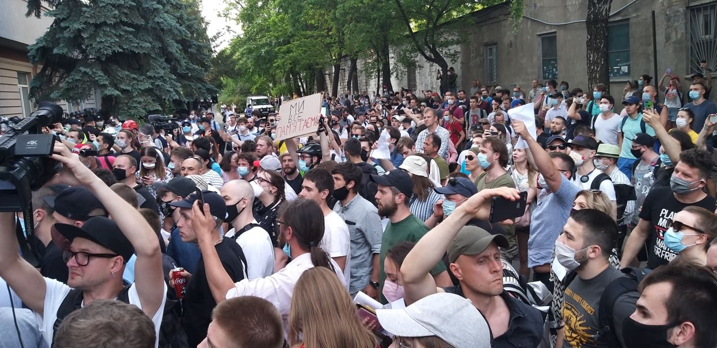 Обрання запобіжного заходу Стерненку: під судом загострилися сутички Обрання запобіжного заходу Стерненку: під судом загострилися сутички