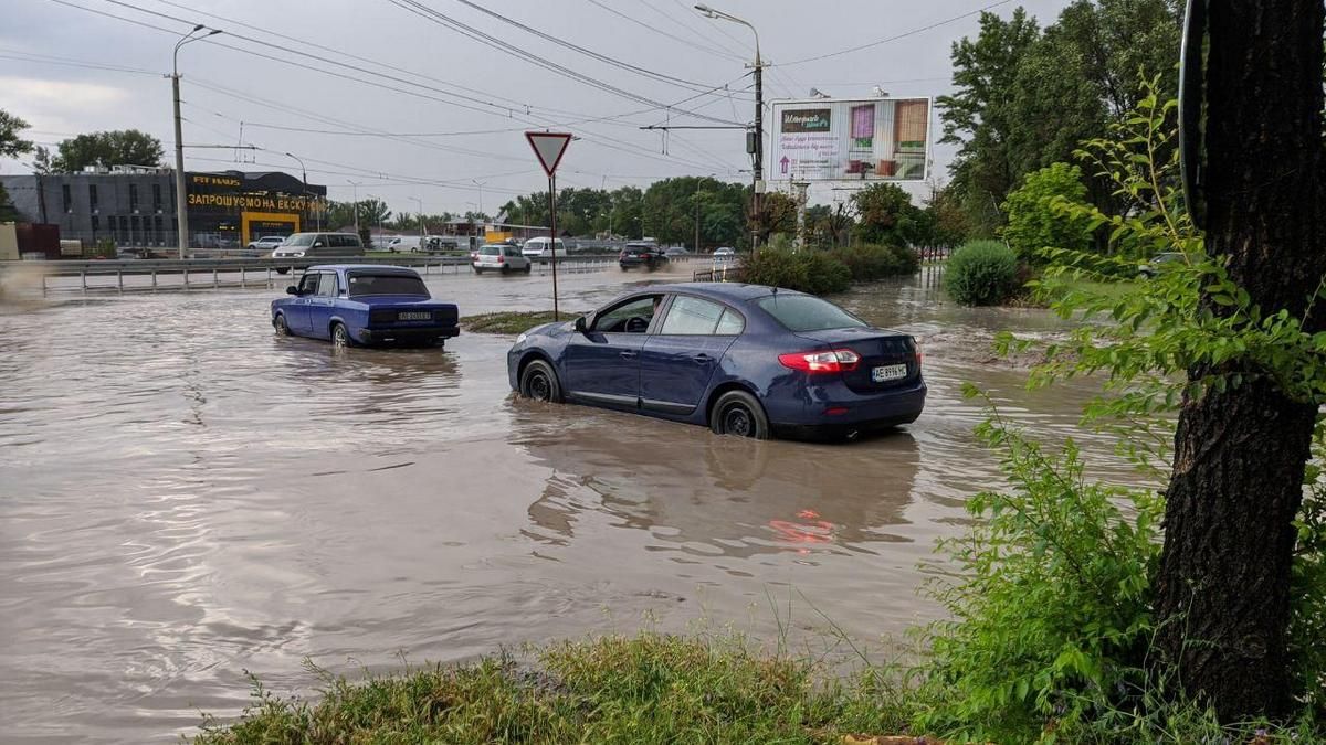 Негода розгулялась Україною: потужний буревій у Дніпрі, рекордний град у Запоріжжі – відео, фото