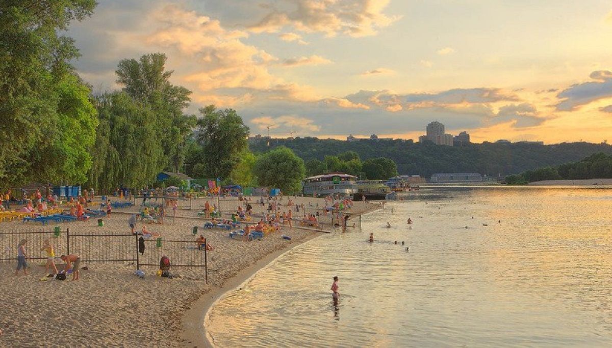 У Києві ще не відкрили пляжі, але люди вже купаються, а рятувальники чергують У Києві ще не відкрили пляжі, але люди вже купаються, а рятувальники чергують