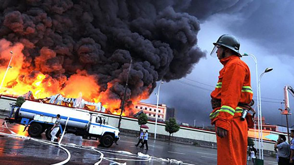 Взрыв бензовоза на трассе в Китае 13 июня 2020: видео