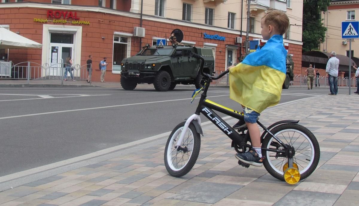 До Дня звільнення у Маріуполі пройшов автопробіг з військовою технікою: потужні фото