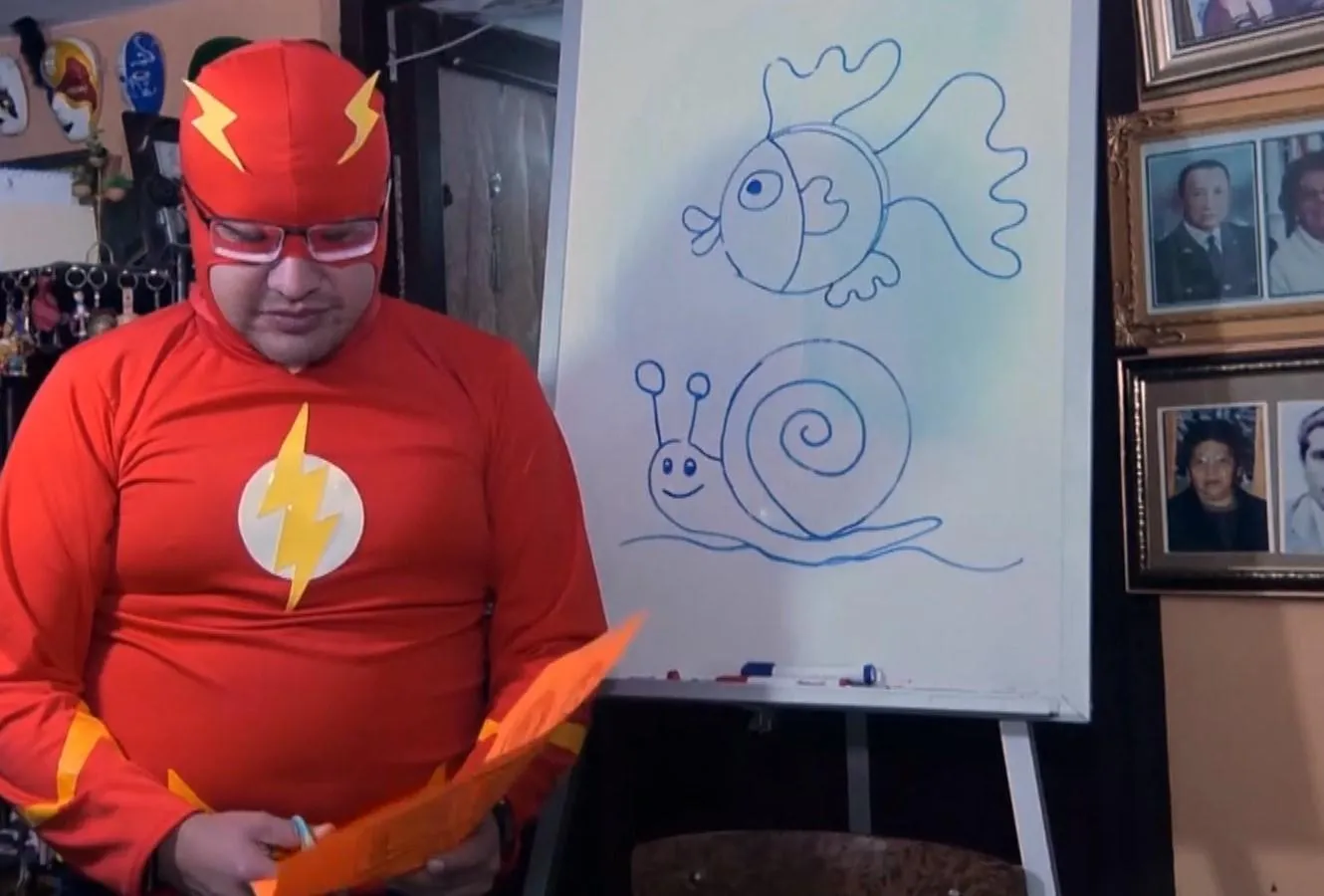 болівійський вчитель викладає у костюмах супергероїв болівійський вчитель викладає у костюмах супергероїв