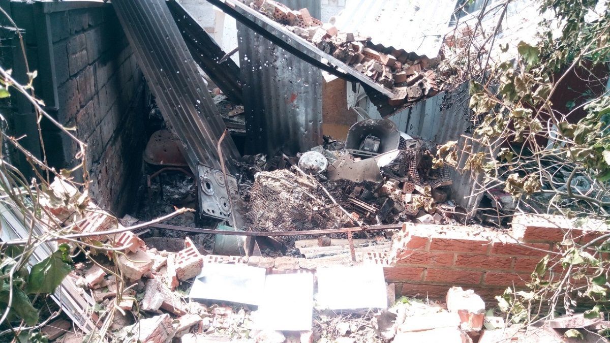 Бойовики з мінометів знищили житловий будинок: фото і деталі Бойовики з мінометів знищили житловий будинок: фото і деталі