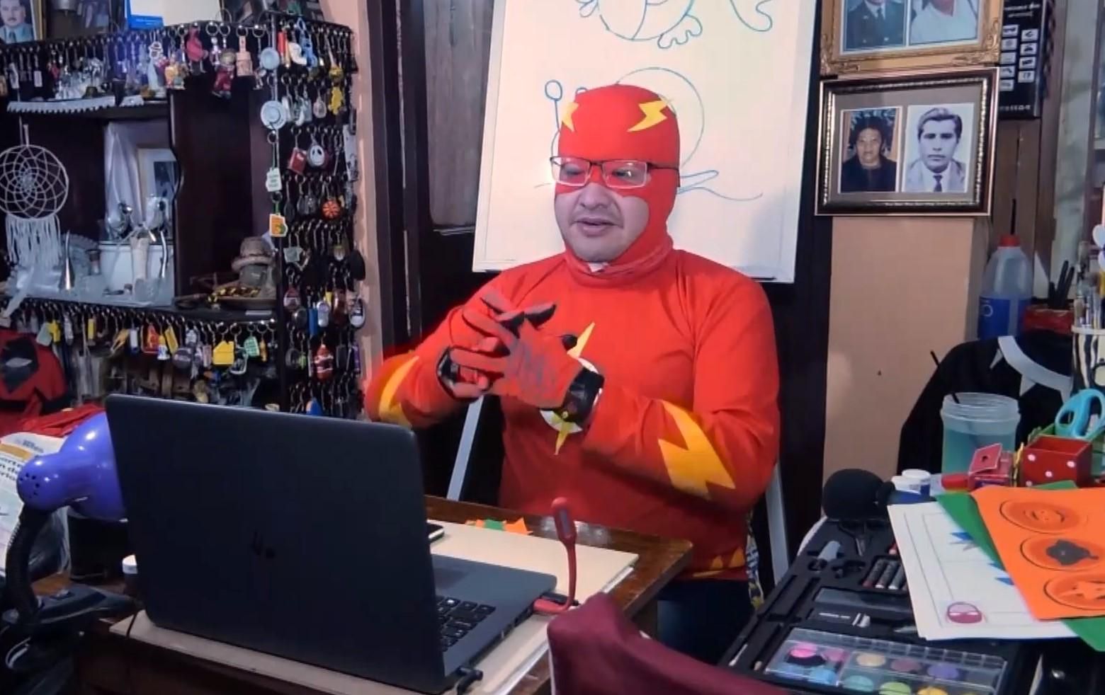 Боливийский учитель преподает в костюмах супергероев: курьезные фото и видео Боливийский учитель преподает в костюмах супергероев: курьезные фото и видео