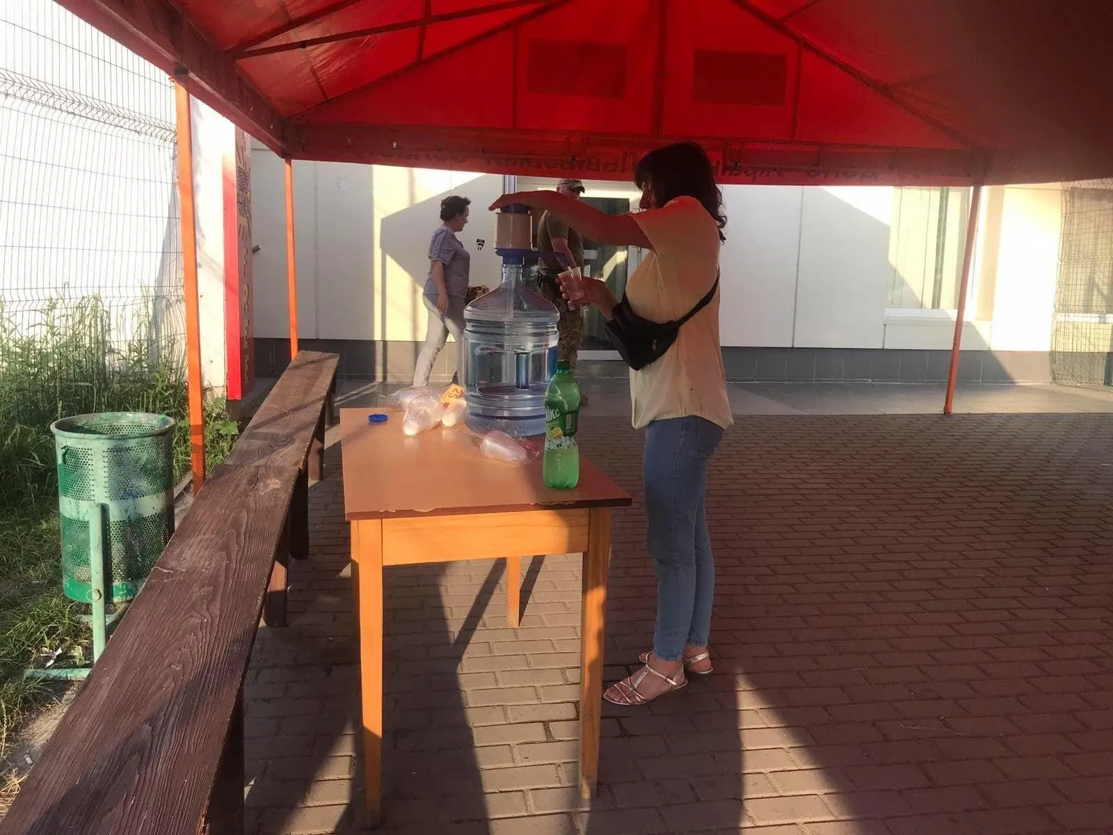 Люди з черги можуть взяти там води а заховатися від сонця Люди з черги можуть взяти там води а заховатися від сонця