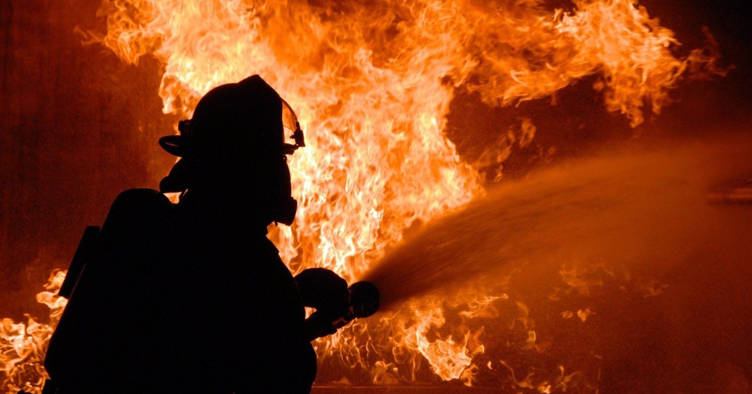 На Дніпропетровщині у житловому будинку спалахнула масштабна пожежа
