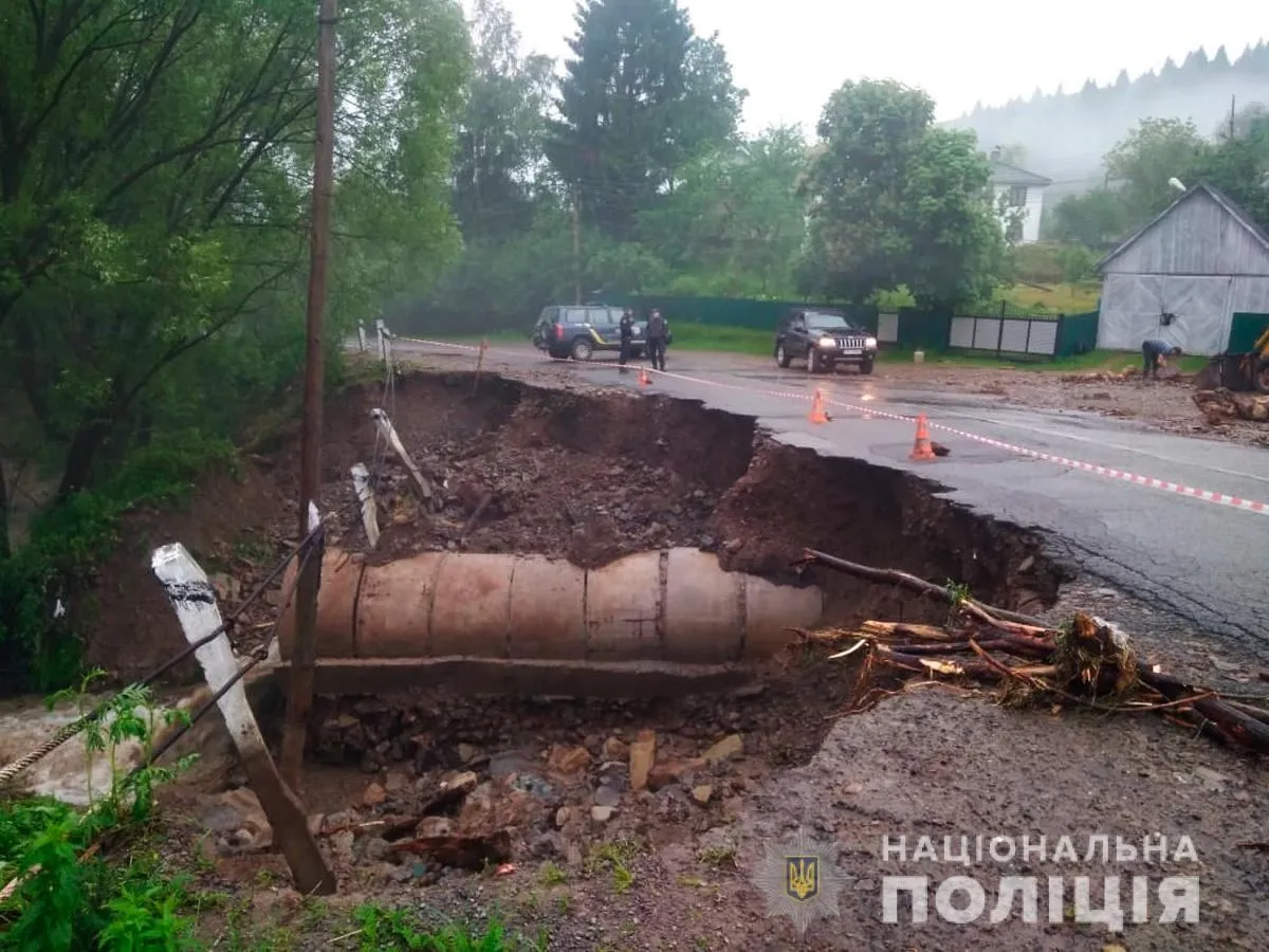 Черемош вийшов з берегів - пошкодив дорожнє покриття