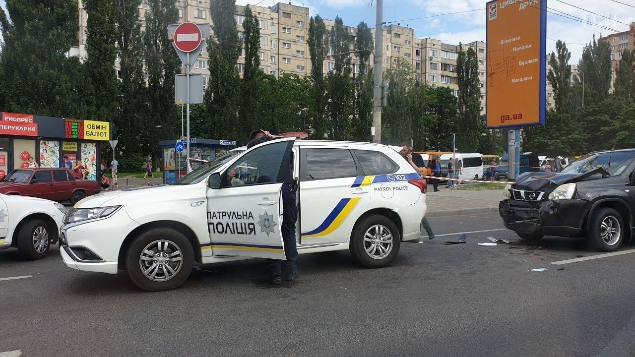 "Эффект домино": в Киеве на патрульную наехали во время оформления ДТП