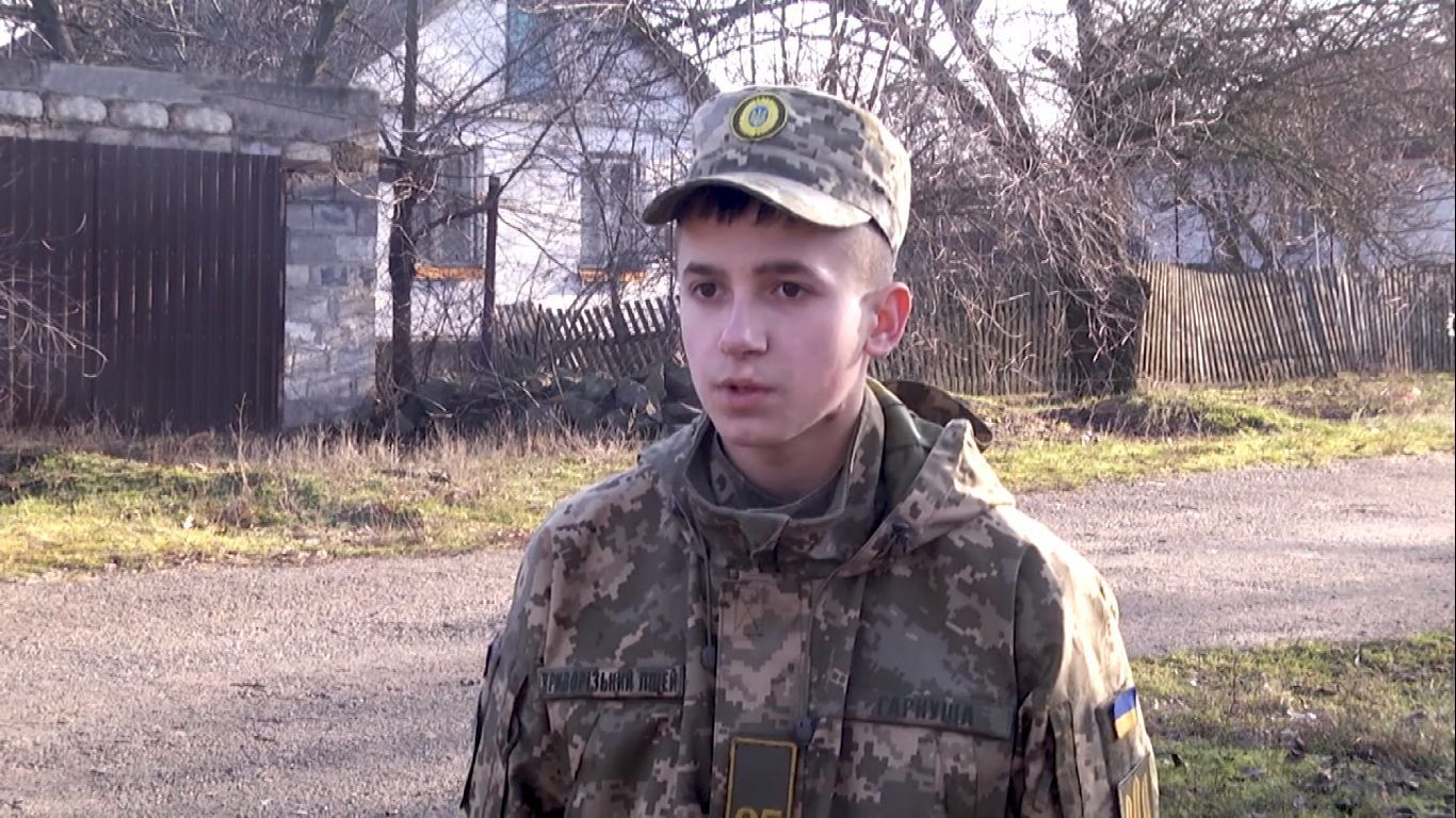 Президент наградил 17-летнего курсанта за спасение детей от взрыва Президент наградил 17-летнего курсанта за спасение детей от взрыва