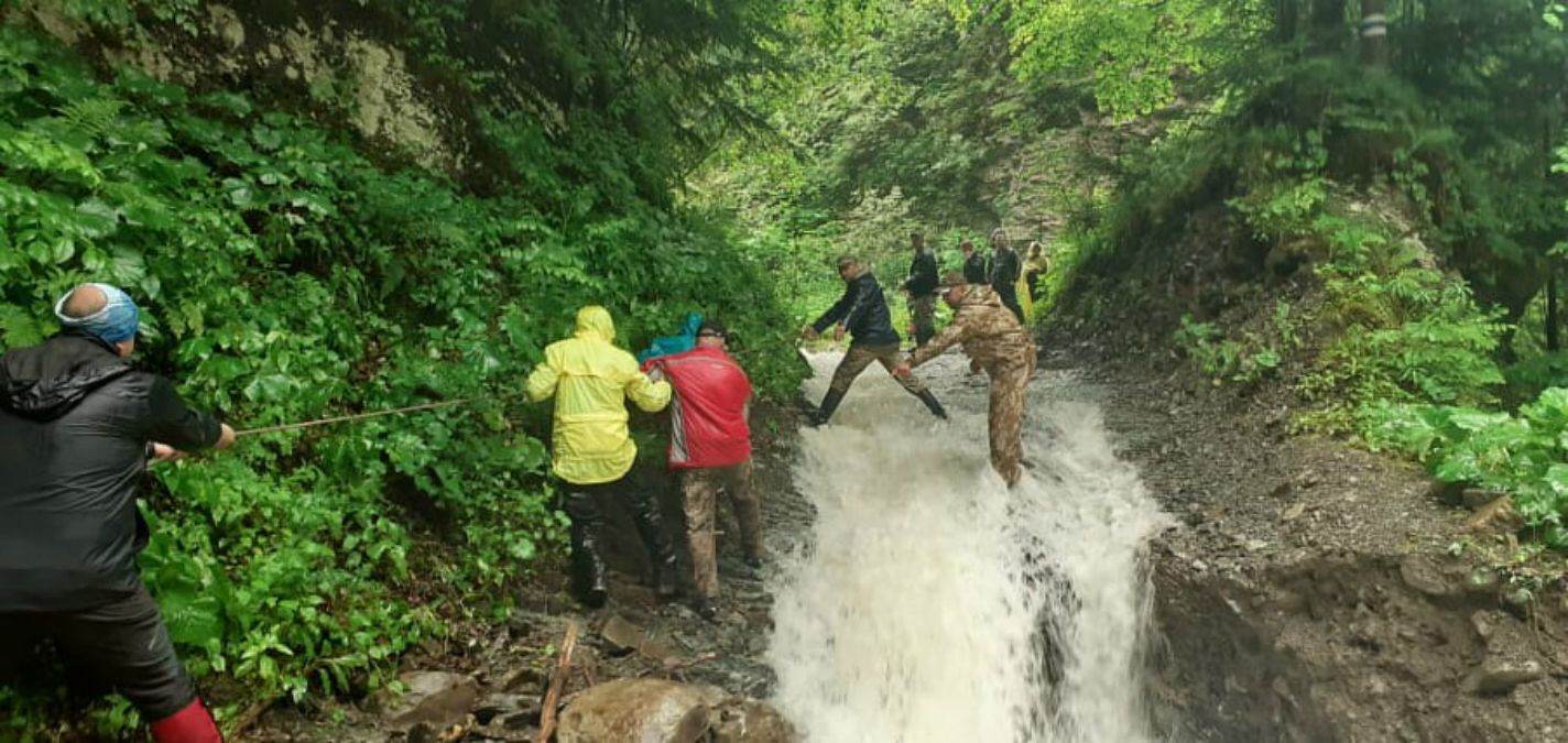 В Карпатах спасли более 20 туристов с детьми: они попали в водяную ловушку