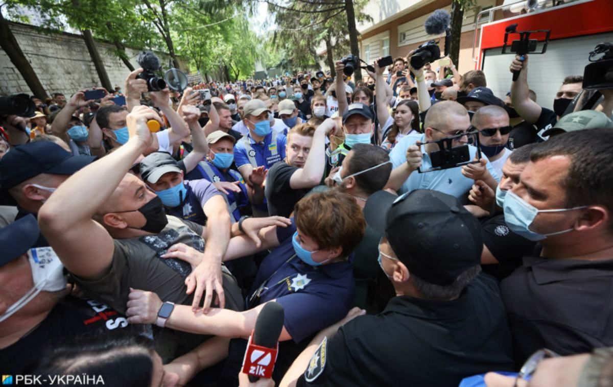 Через "журналістів" Шарія розпочалися сутички під стінами суду, де слухають справу Стерненка Через "журналістів" Шарія розпочалися сутички під стінами суду, де слухають справу Стерненка