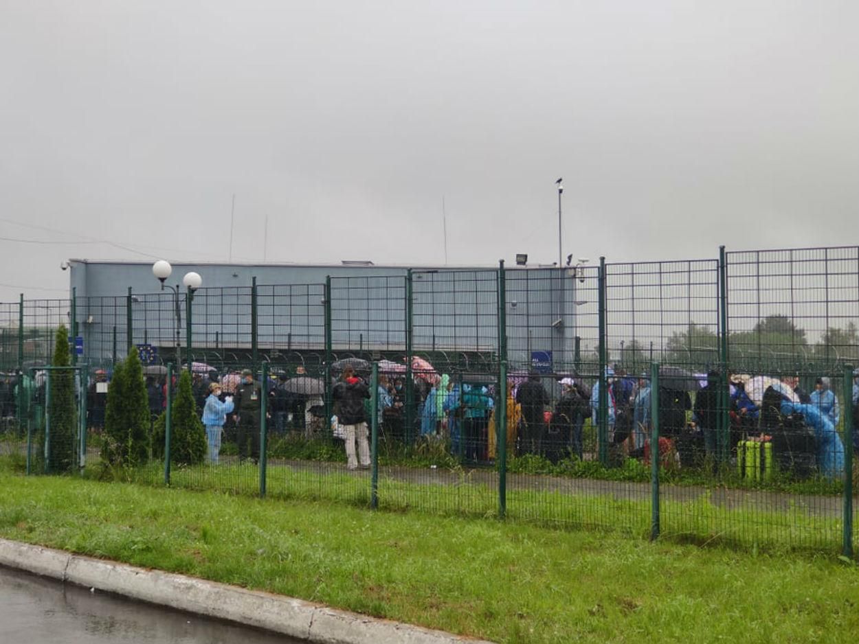Украинцы часами мокнут под дождем на границе с Польшей: фото огромной очереди