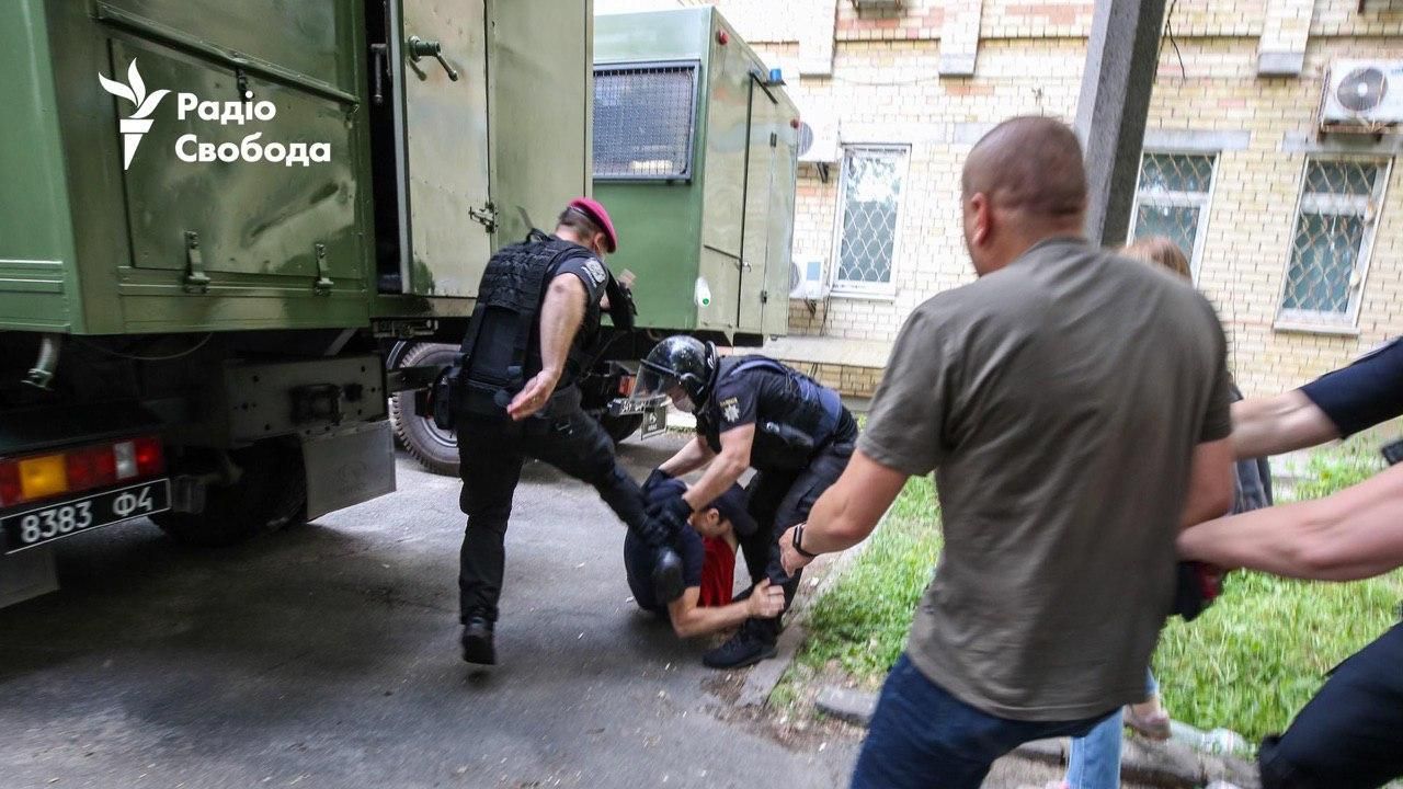 Столкновения под судом по делу Стерненко: задержанных активистов отпустили