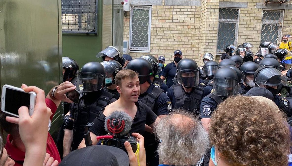 Под судом Стерненко произошла стычка между силовиками и депутатом, ему порвали футболку: видео Под судом Стерненко произошла стычка между силовиками и депутатом, ему порвали футболку: видео