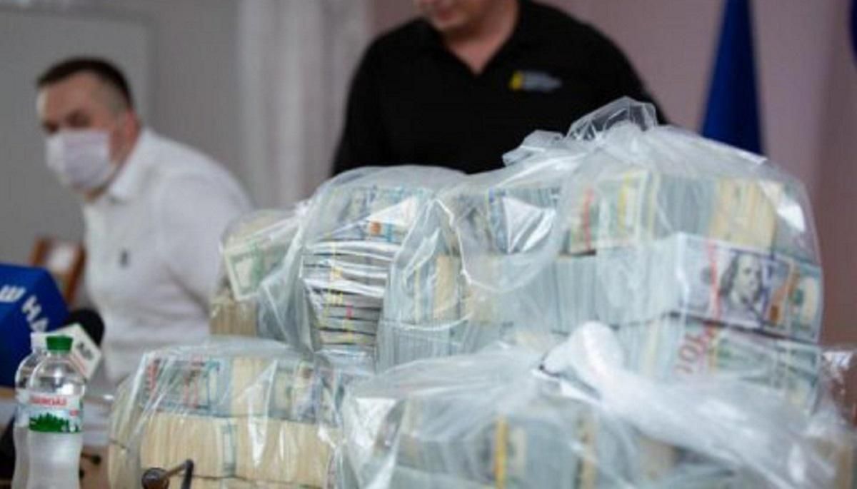 Суд взяв під варту усіх трьох підозрюваних у справі про рекордний хабар Суд взяв під варту усіх трьох підозрюваних у справі про рекордний хабар