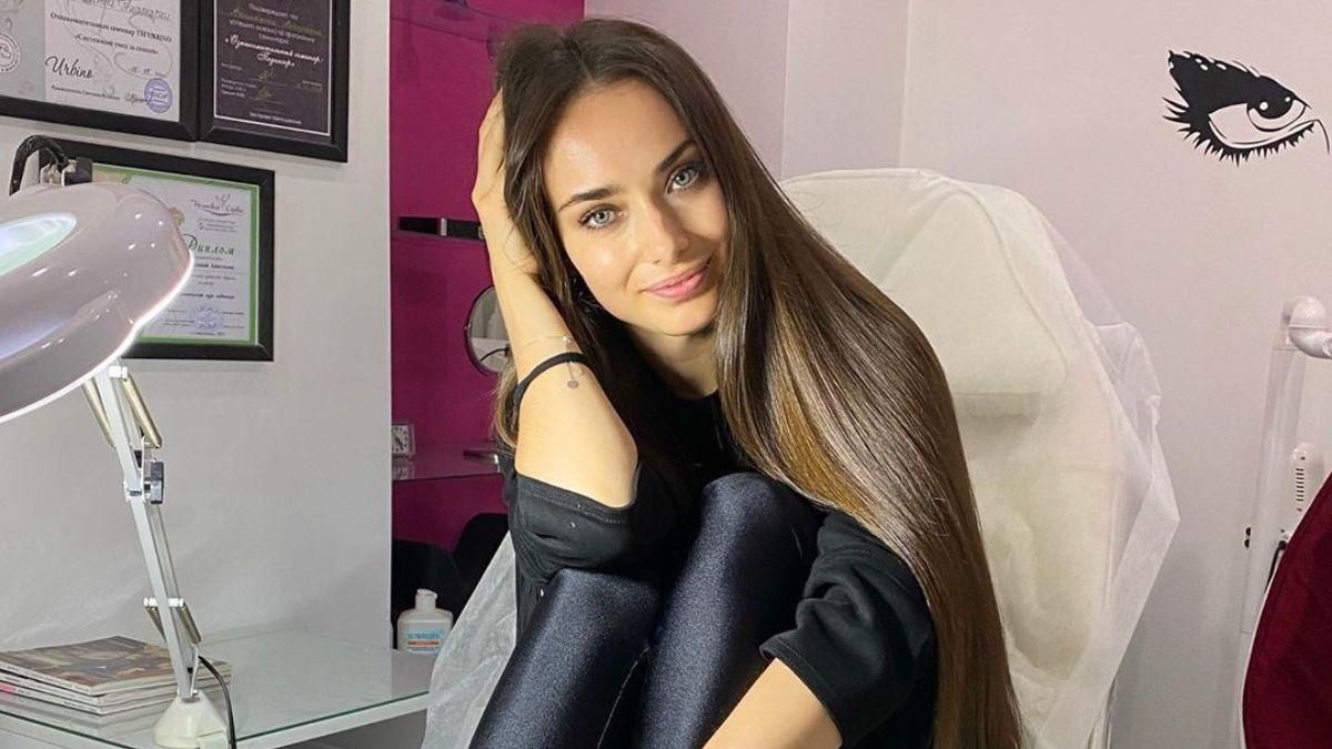 В белом платье с опущенными рукавами: "Холостячка" Ксения Мишина поделилась очаровательными фото