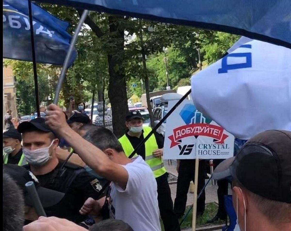 Акция протеста инвесторов Укрбуд 15.06.2020: произошли столкновения Акция протеста инвесторов Укрбуд 15.06.2020: произошли столкновения