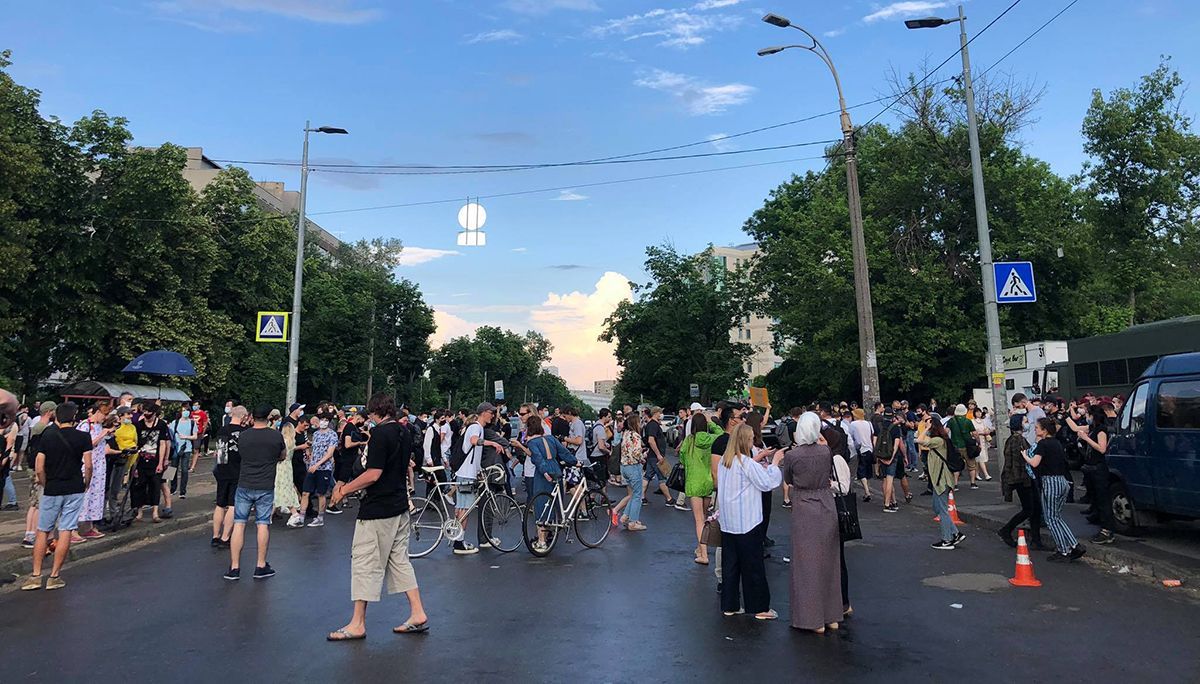 Суд по делу Стерненко: активисты перекрыли улицу – фото, видео