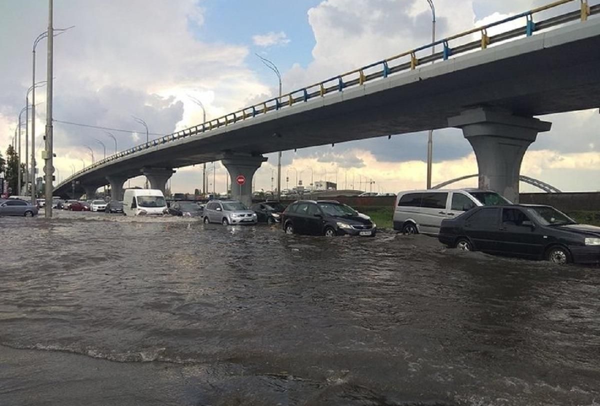 Негода у Києві 15.06. 2020: злива затопила вулиці – фото і відео