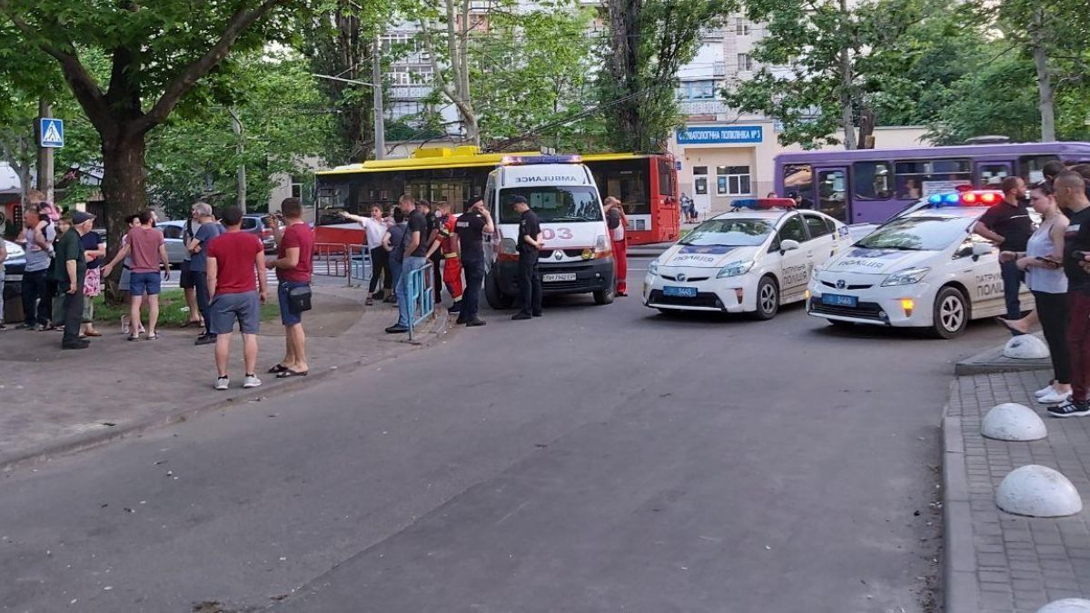 Авто ледь не протаранило дитячий майданчик у Одесі: у водія стався інсульт, багато потерпілих 