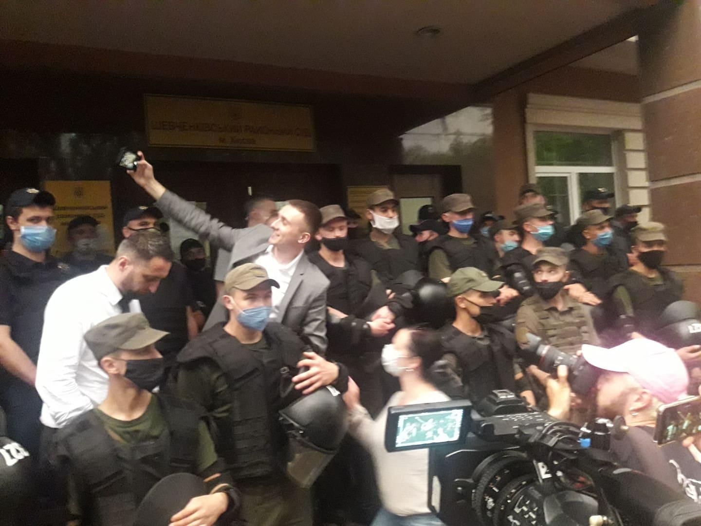 Завершився суд на Стерненком: прибічники активіста прийшли до Зеленського Завершився суд на Стерненком: прибічники активіста прийшли до Зеленського