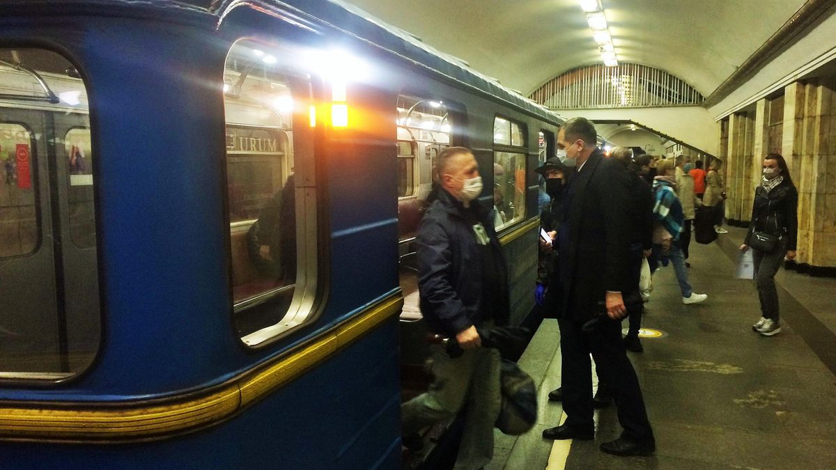 Як виглядає київське метро: натовпи людей і жодної дистанції – фото Як виглядає київське метро: натовпи людей і жодної дистанції – фото
