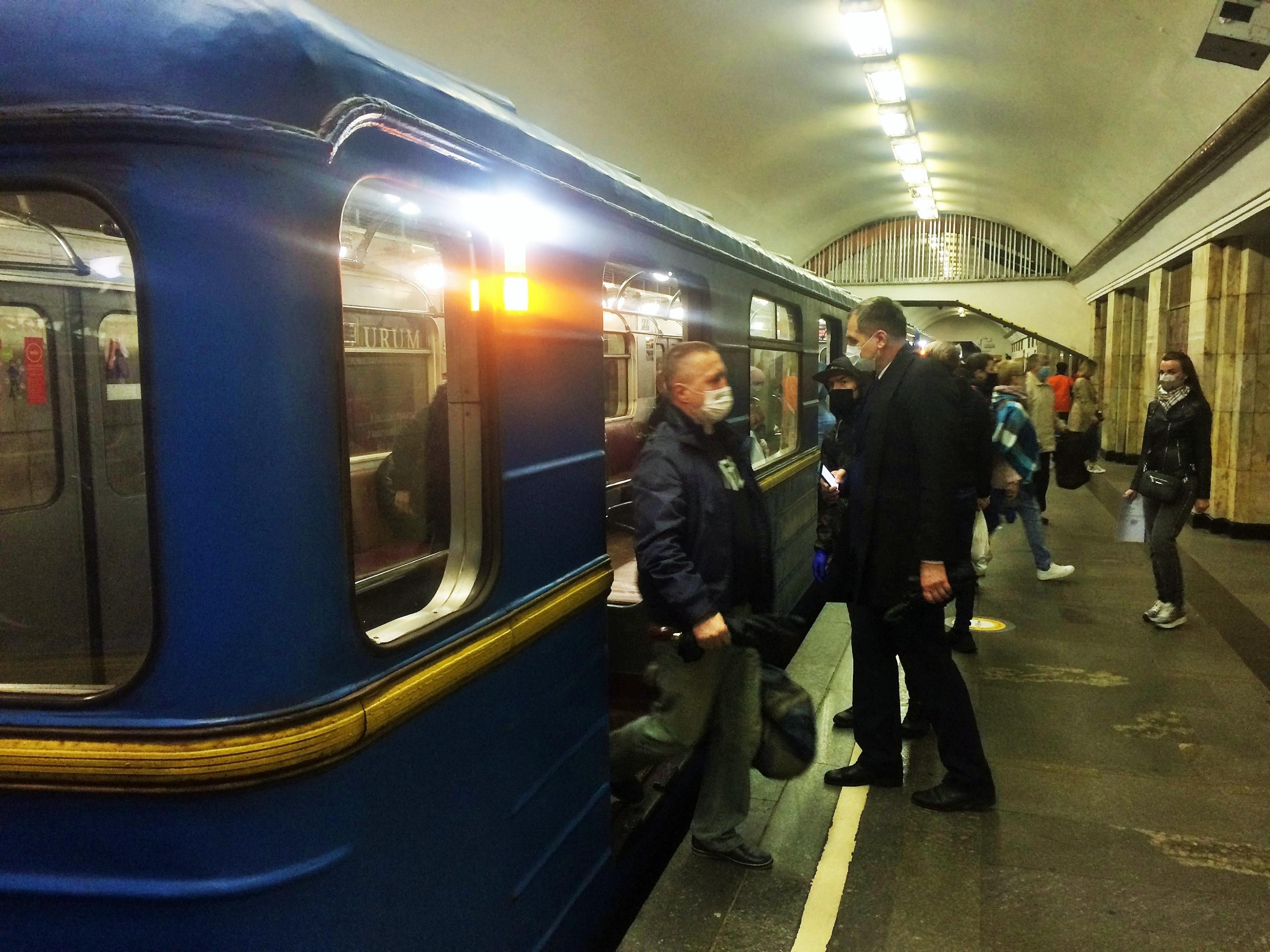 Як виглядає київське метро: натовпи людей і жодної дистанції –  фото
