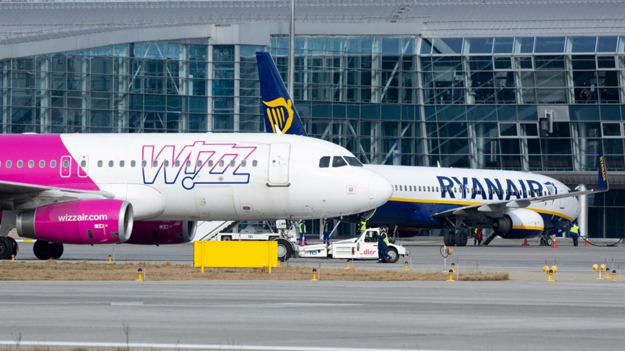 Как поменять билет на самолет Wizz Air или Ryanair при запрете на въезд в страну назначения