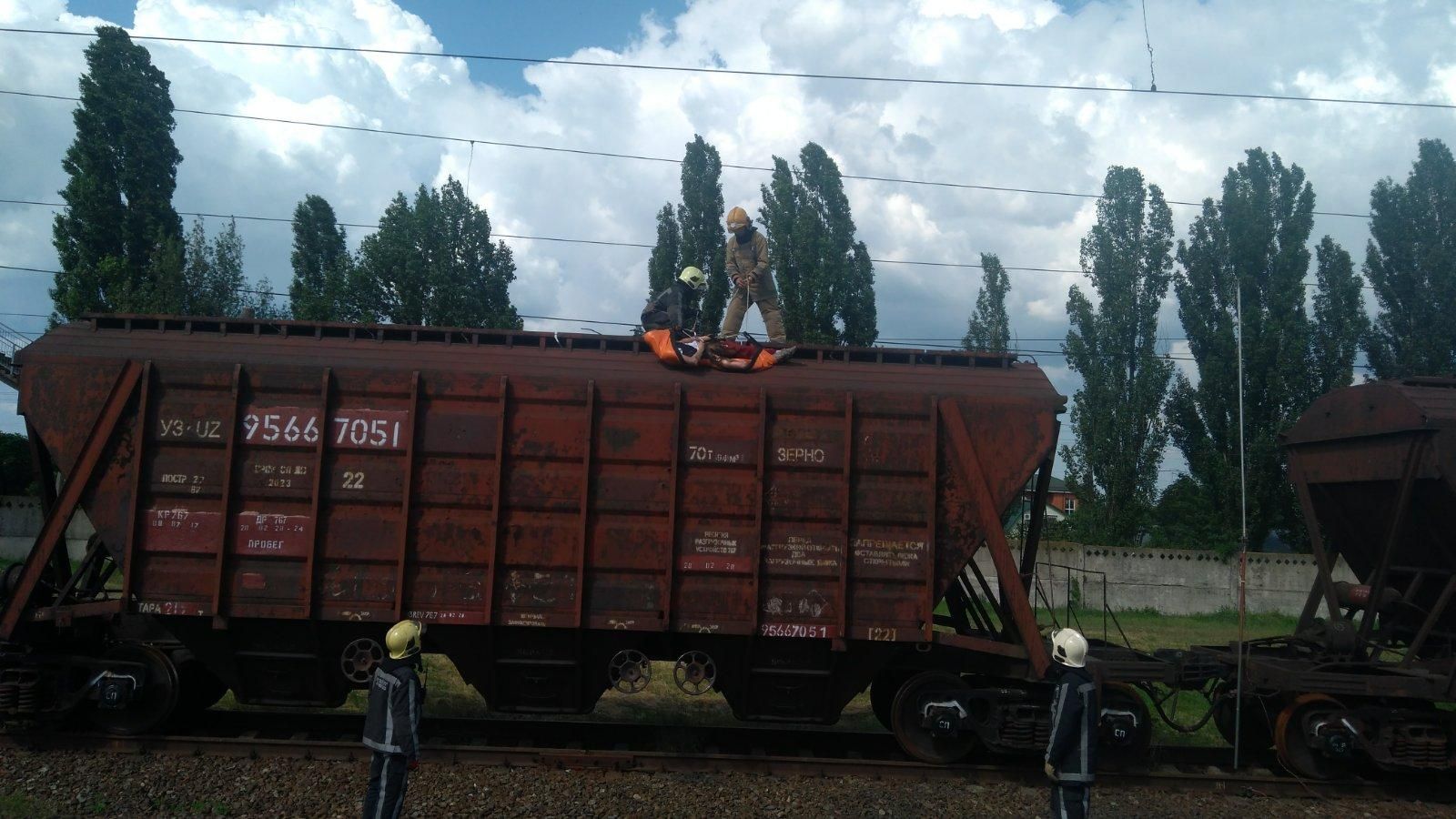 Трагедія в Білій Церкві: 12-річного хлопця вбило струмом, коли той виліз на дах поїзда